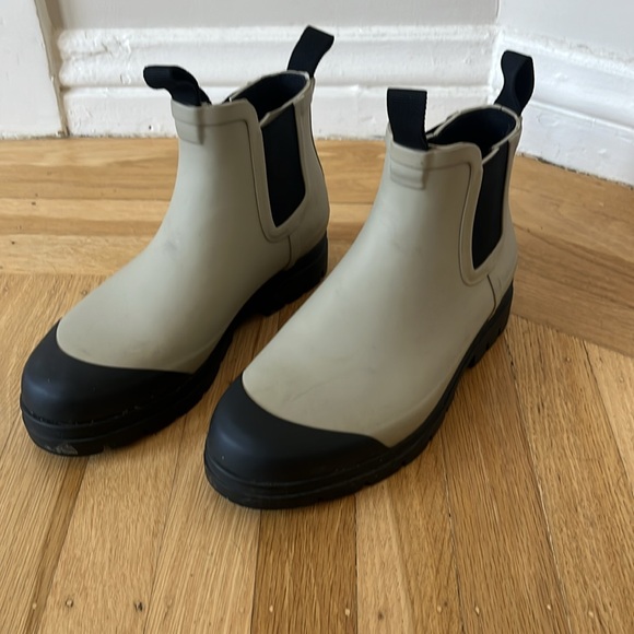 Everlane The Rain Boot in Stone | Size 7 - Picture 9 of 14